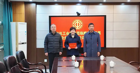 兩名女工患病，省上縣里都來慰問一一虹潤三重保障體系筑就員工幸福家