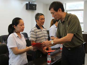 省總工會(huì)黨組書(shū)記、副主席陳震一行到順昌虹潤(rùn)精密儀器有限公司慰問(wèn)困難職工